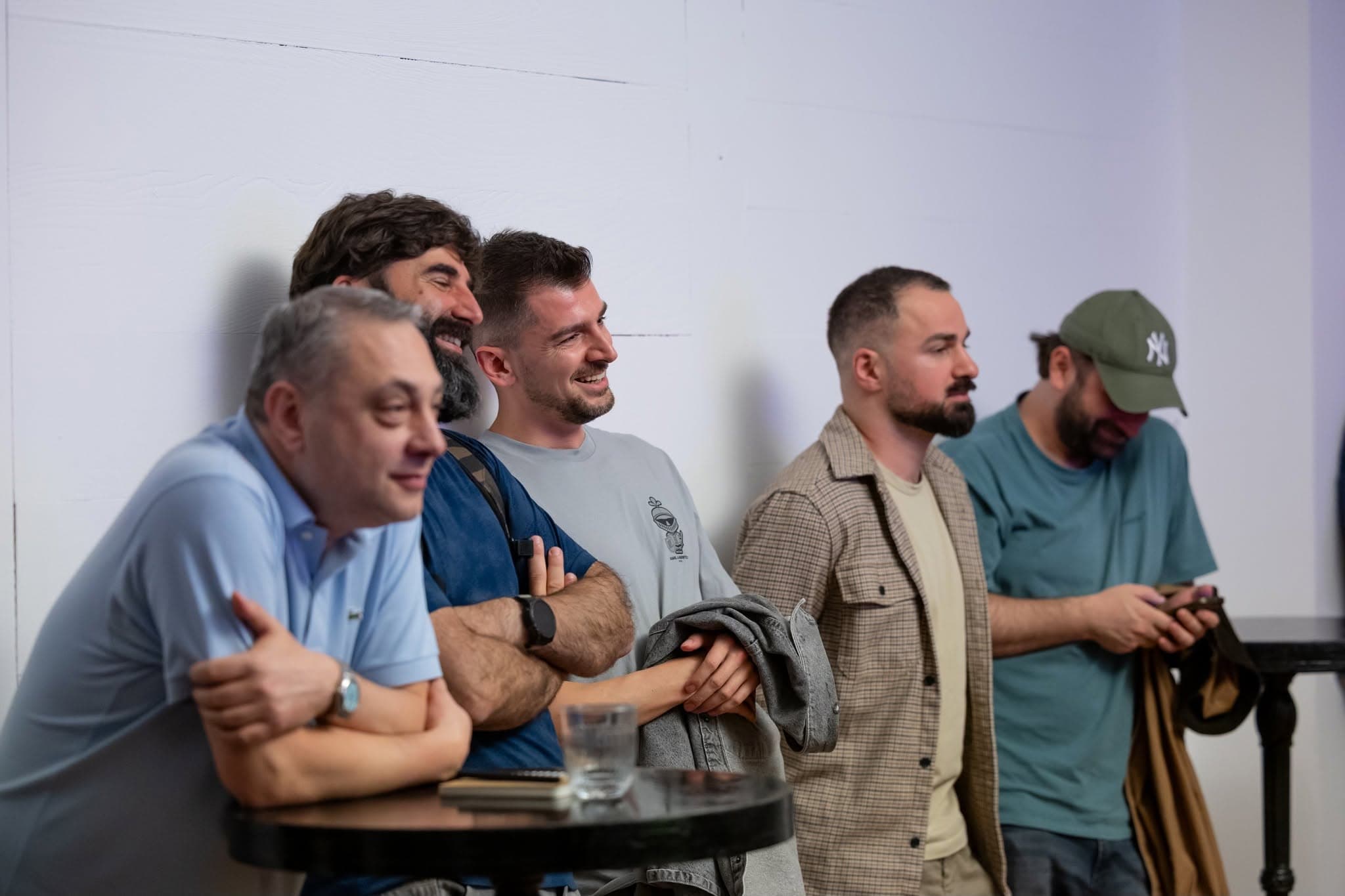 მონაწილეები დარბაზის ბოლოში გამოსვლას ისმენენ