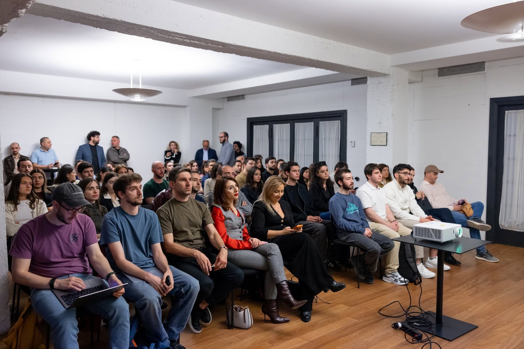 სავსე დარბაზი: Demo Day-ის მონაწილეები გამოსვლას უსმენენ