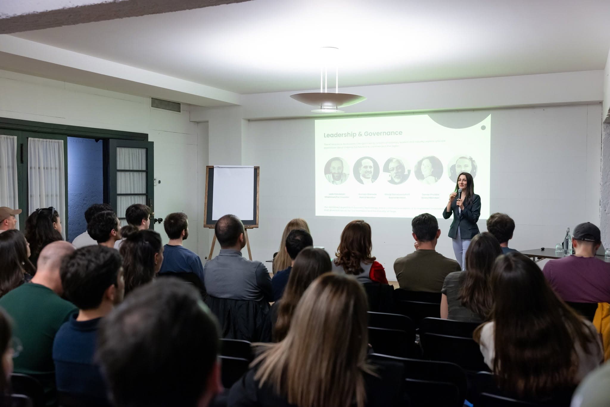 Demo Day-ის გახსნაზე სპიკერი აუდიტორიას მიმართავს